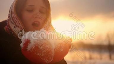 美丽的年轻女子吹雪花和微笑在日落时间慢动作与镜头耀斑效果。 1920x1080